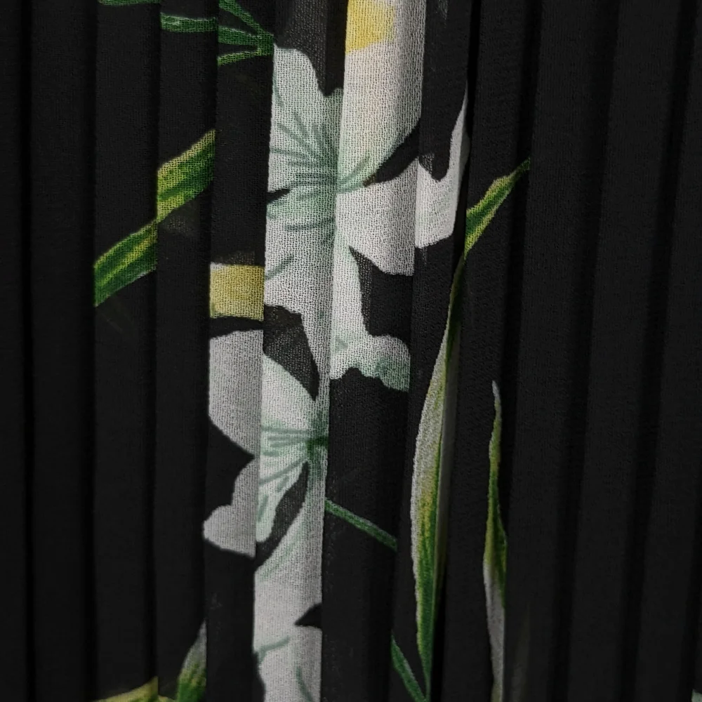 Banana Republic • Georgette Floral Pleated Dress - Picture 7 of 9